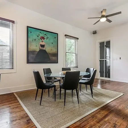 5bed Streetcar Retreat W Outdoor Entertaining Apartment *