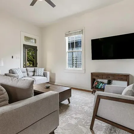 5bed Streetcar Retreat W Outdoor Entertaining Apartment