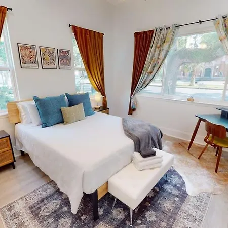 Sunny 5bed W Parking And Direct Streetcar Access