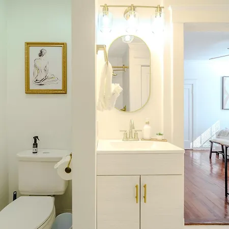 Holiday home Chic & - Renovated Gem With Gated Parking *