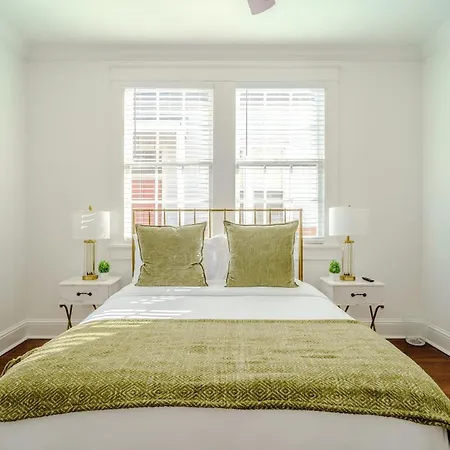 Holiday home Chic & - Renovated Gem With Gated Parking
