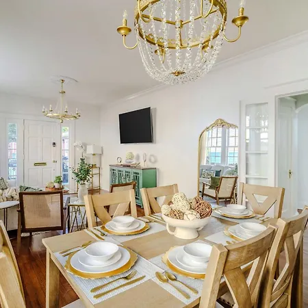 Holiday home Chic & - Renovated Gem With Gated Parking