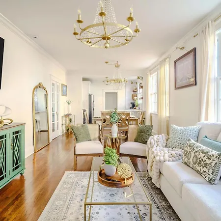 Holiday home Chic & - Renovated Gem With Gated Parking