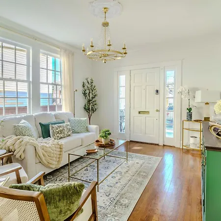 Holiday home Chic & - Renovated Gem With Gated Parking *