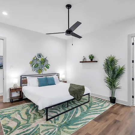 Fire Pit & King Beds Near French Quarter *