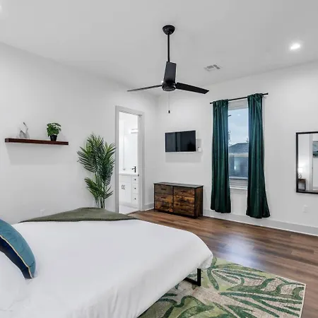 Fire Pit & King Beds Near French Quarter New Orleans