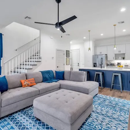 Fire Pit & King Beds Near French Quarter Holiday home