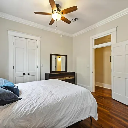 Stunning Uptown 3 Bedroom 3 Bathroom Apartment *