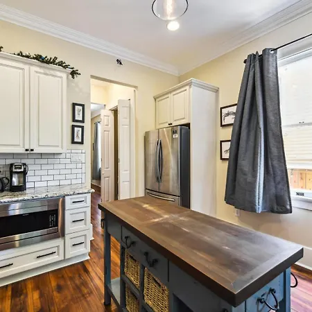 Stunning Uptown 3 Bedroom 3 Bathroom Apartment *