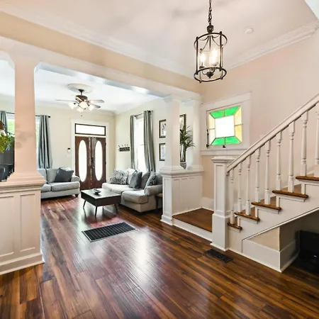 Stunning Uptown 3 Bedroom 3 Bathroom *