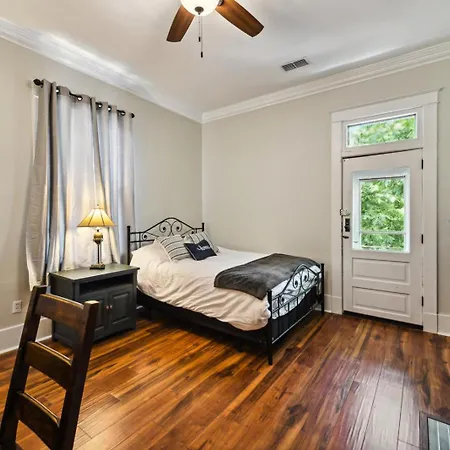Stunning Uptown 3 Bedroom 3 Bathroom *