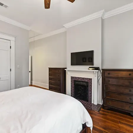 Stunning Uptown 3 Bedroom 3 Bathroom Apartment