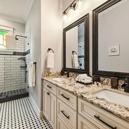 Stunning Uptown 3 Bedroom 3 Bathroom Apartment *