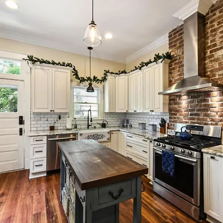 Stunning Uptown 3 Bedroom 3 Bathroom Apartment