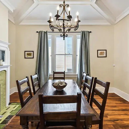 Stunning Uptown 3 Bedroom 3 Bathroom Apartment *