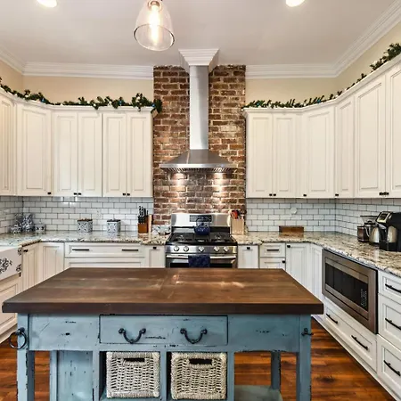 Apartment Stunning Uptown 3 Bedroom 3 Bathroom *