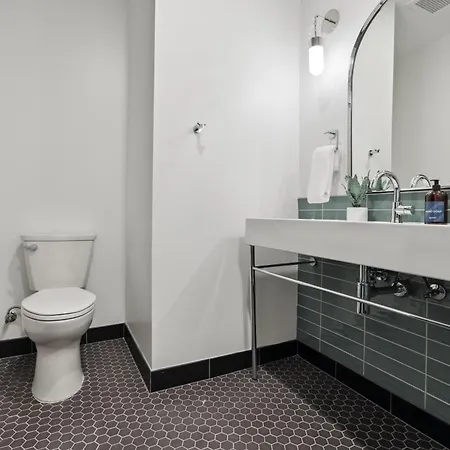Roami At 714 Canal Apartment
