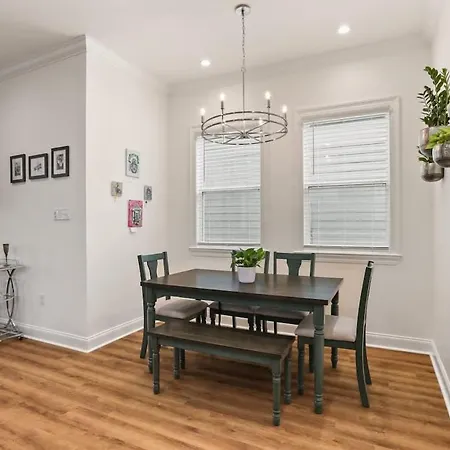 Luxury New 3bd With Parking And Private Yard Holiday home
