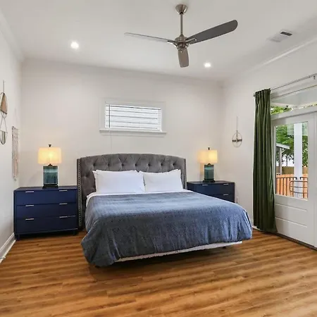 Holiday home Luxury New 3bd With Parking And Private Yard *