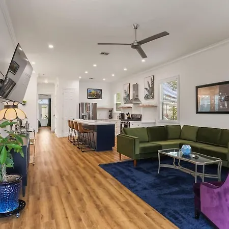 Luxury New 3bd With Parking And Private Yard Holiday home