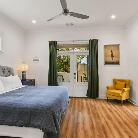 Luxury New 3bd With Parking And Private Yard Holiday home