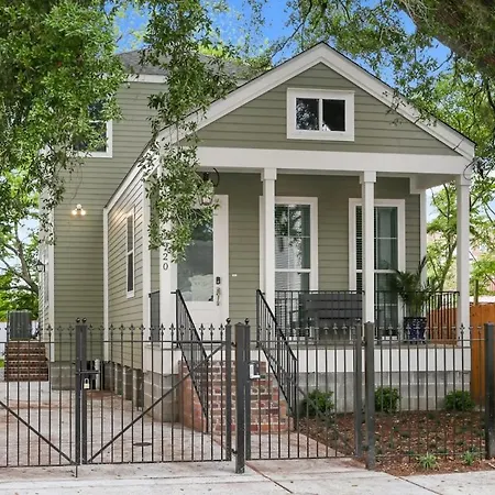 Luxury New 3bd With Parking And Private Yard Holiday home *