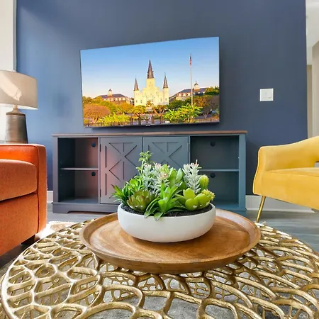 Apartment Nola Charm - Luxury 4-bed Retreat Steps From French Quarter
