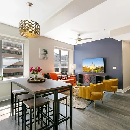 Nola Charm - Luxury 4-bed Retreat Steps From French Quarter Apartment *