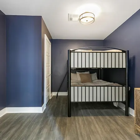 Nola Charm - Luxury 4-bed Retreat Steps From French Quarter Apartment *