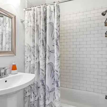 Luxury 4br In Uptown Nola Apartment *