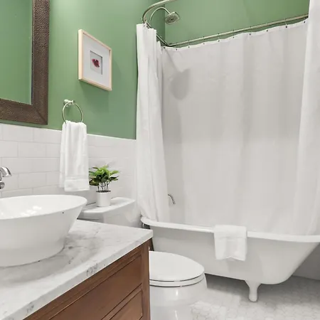 Upscale 3 Bed 2 Bath Private In Uptown New Orleans! Close To Magazine Street, Universities, & French Quarter Holiday home New Orleans