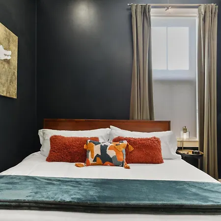 Upscale 3 Bed 2 Bath Private In Uptown New Orleans! Close To Magazine Street, Universities, & French Quarter Holiday home *