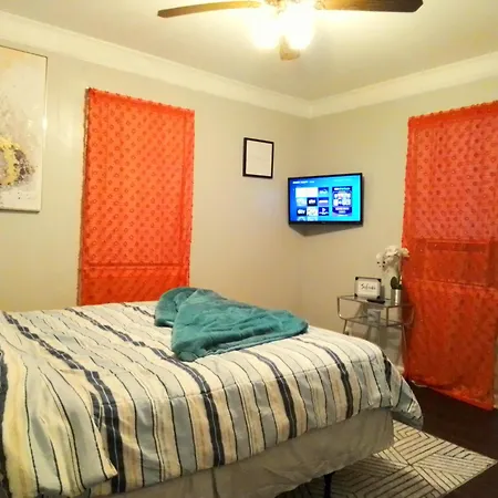 Cheeful, 2bed X 1bath Brick House Holiday home *