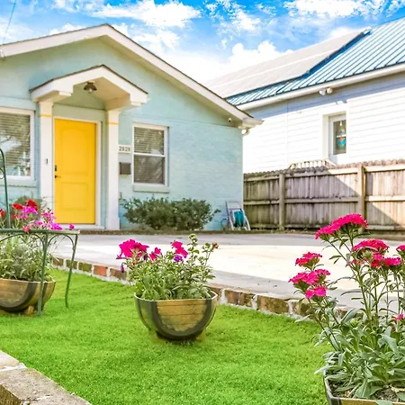 Mardi Gras Patio 2br 8mins To Canal St Apartment New Orleans