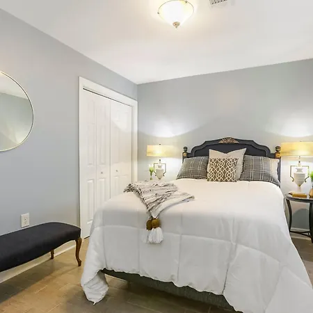 Mardi Gras Patio 2br 8mins To Canal St Apartment *