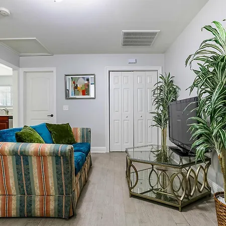 Mardi Gras Patio 2br 8mins To Canal St Apartment