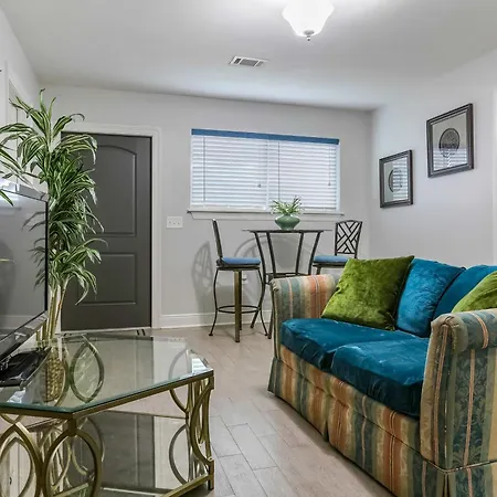Mardi Gras Patio 2br 8mins To Canal St Apartment *