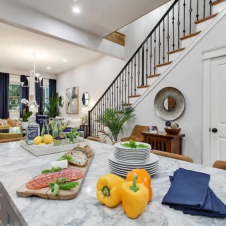 Designer Walking Distance To The French Quarter's Holiday home *