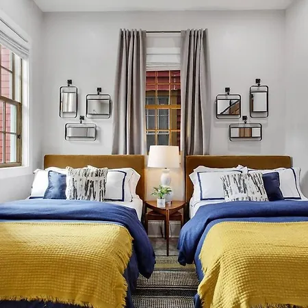Designer Walking Distance To The French Quarter's Holiday home