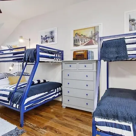 Designer Walking Distance To The French Quarter's Holiday home