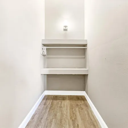 Stunning Near French Quarter Apartment *