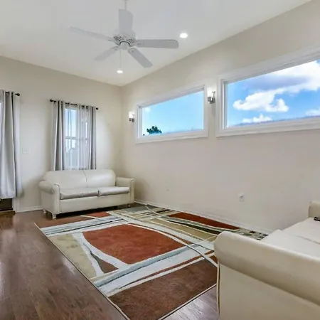 Carondelet Street Penthouse Close To Attractions * New Orleans