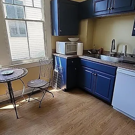 Mid-city Palm Trees House Furnished