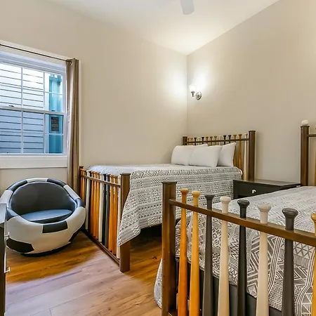 Spacious In Downtown Nola Apartment
