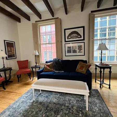Apartment Entire W/ Party Rooftop - A Block Away From Parades *
