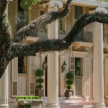 Apartment In The French Quarter With Rooftop Pool!
