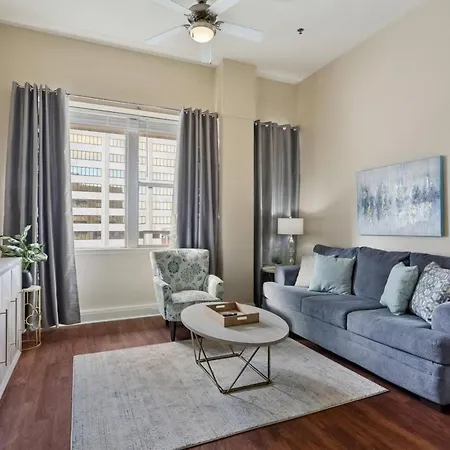 Elegant In Nola With Rooftop Pool Apartment