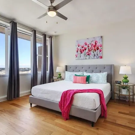Stylish Nola At 925 Common St * New Orleans