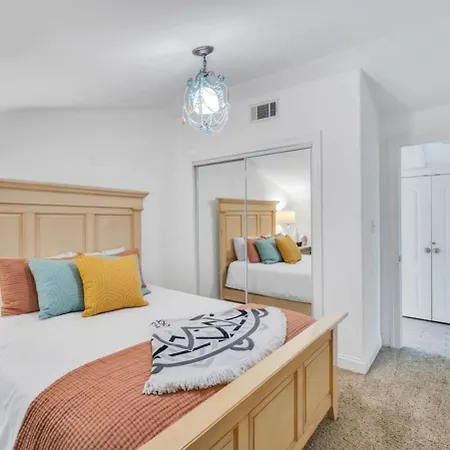 Holiday home 3br Retreat - Pool, Hot Tub & Balcony Views *