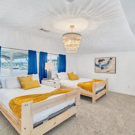 Holiday home 3br Retreat - Pool, Hot Tub & Balcony Views